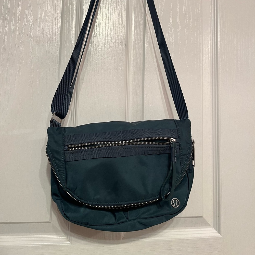 Lululemon festival bag